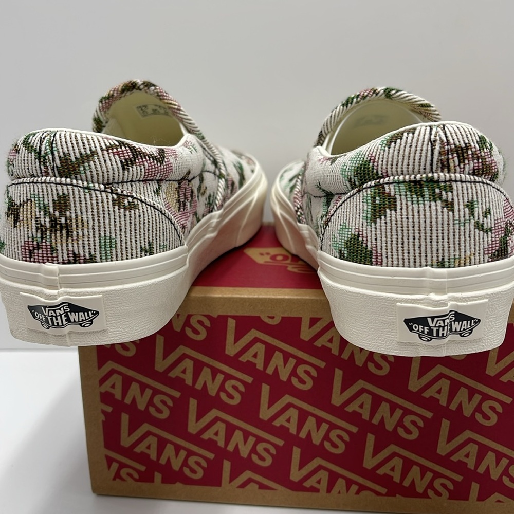 Vans WMNS Classic Slip-On Tapestry Floral Marshmall
VN000BVZCCZ
Sneakers - Picture 13 of 16